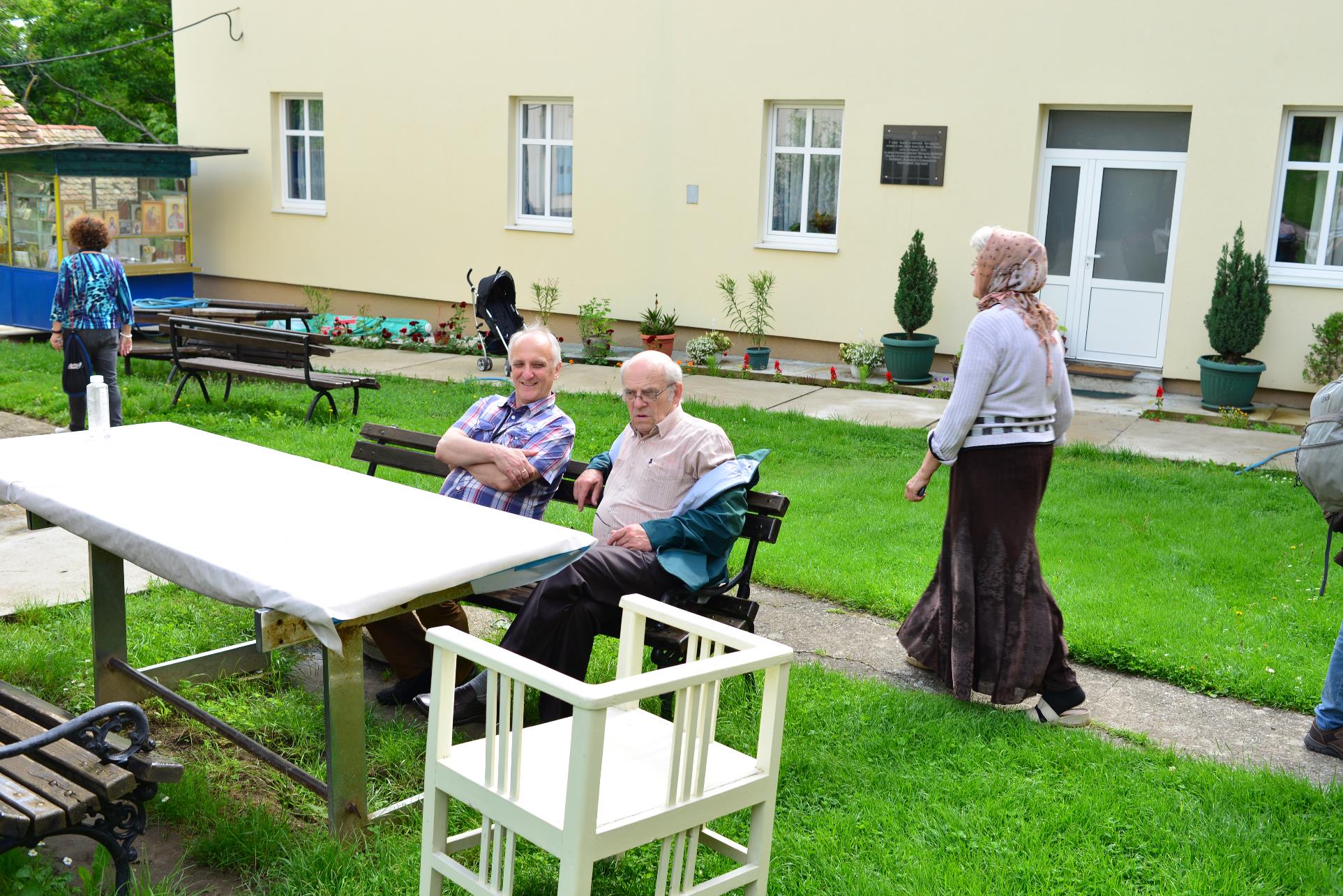 A group of people sitting at a picnic table

Description automatically generated