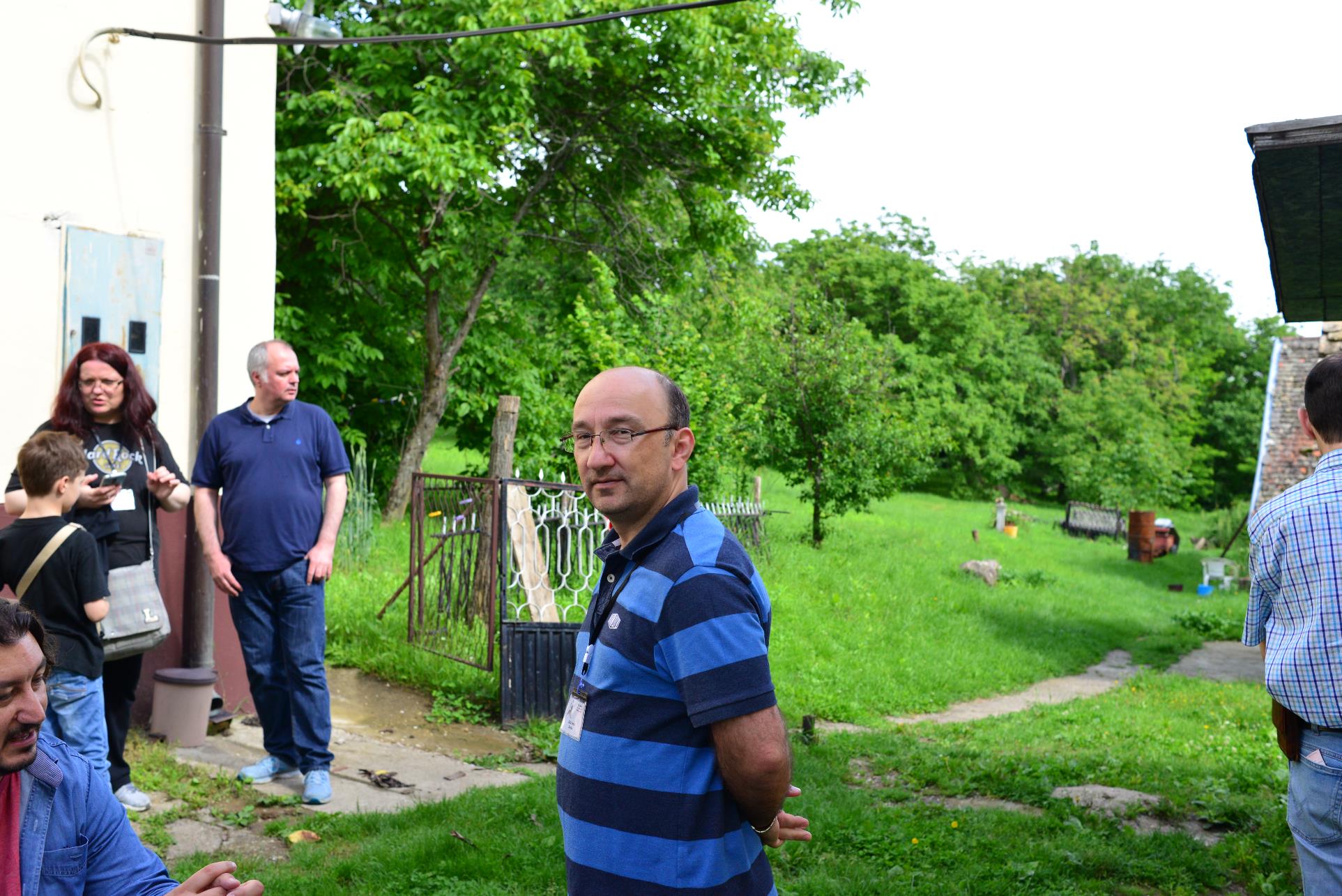 A group of people standing in the grass

Description automatically generated