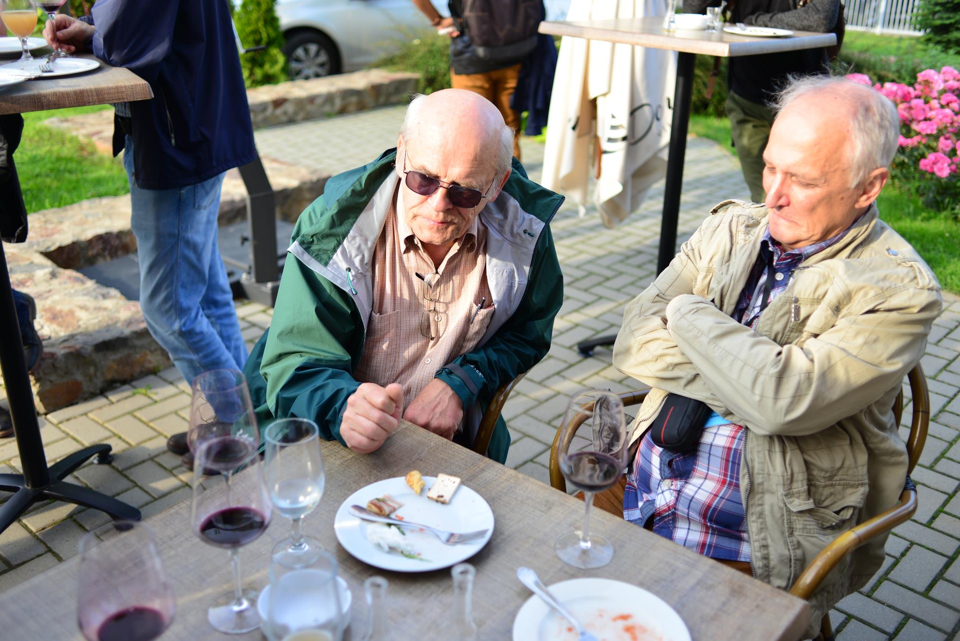 A group of people sitting at a table eating food

Description automatically generated